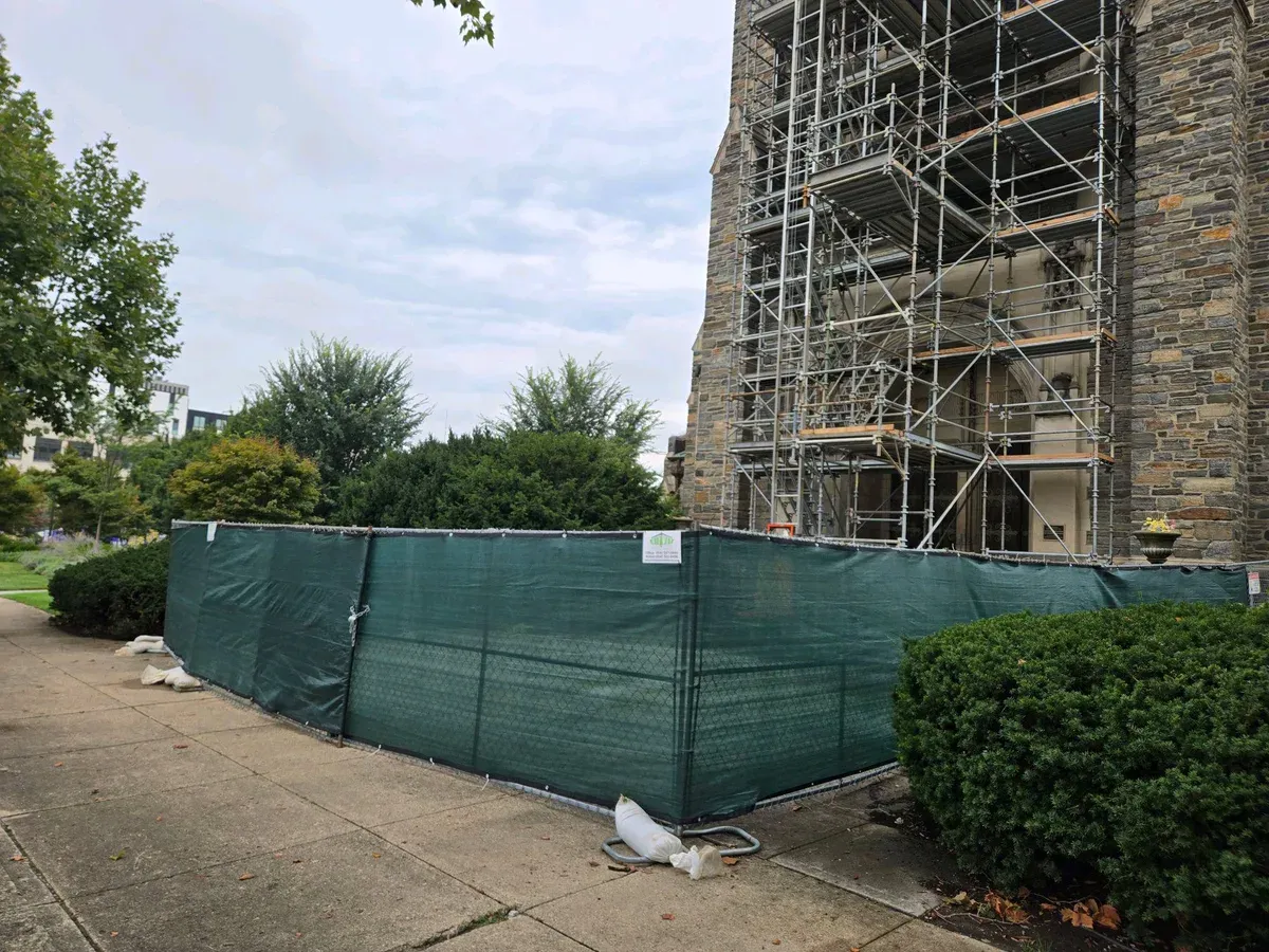 6' × 12' free-standing panels with green windscreen — Midway Rent-A-Fence